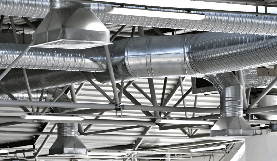 Conductos de ventilación industrial instalados en el techo de una nave para la renovación y extracción de aire.