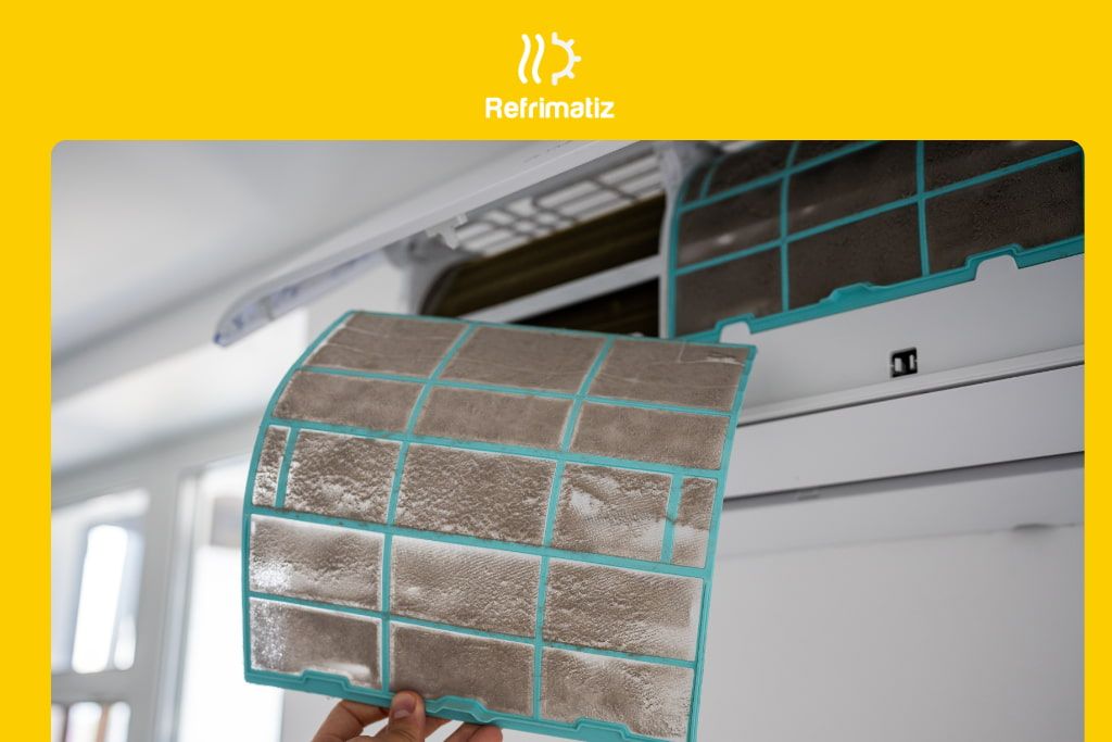 Filtros sucios de un aire acondicionado antes de realizar su limpieza y mantenimiento