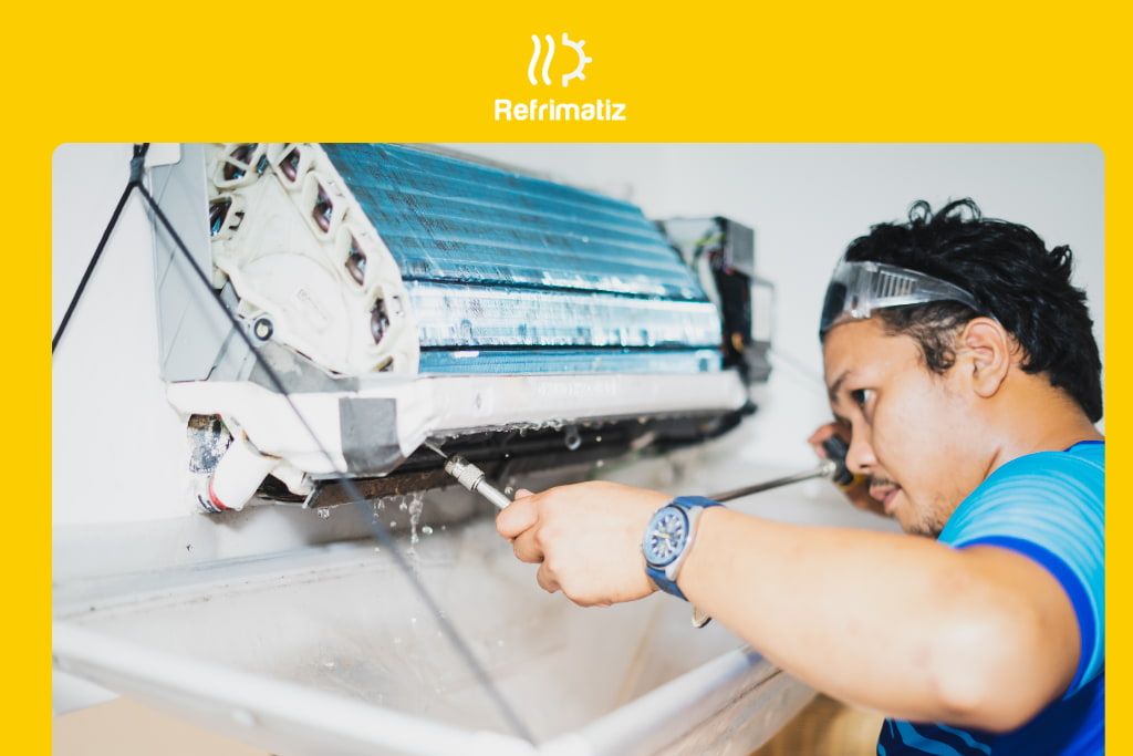 Técnico realizando la limpieza y mantenimiento de la unidad interior de un aire acondicionado